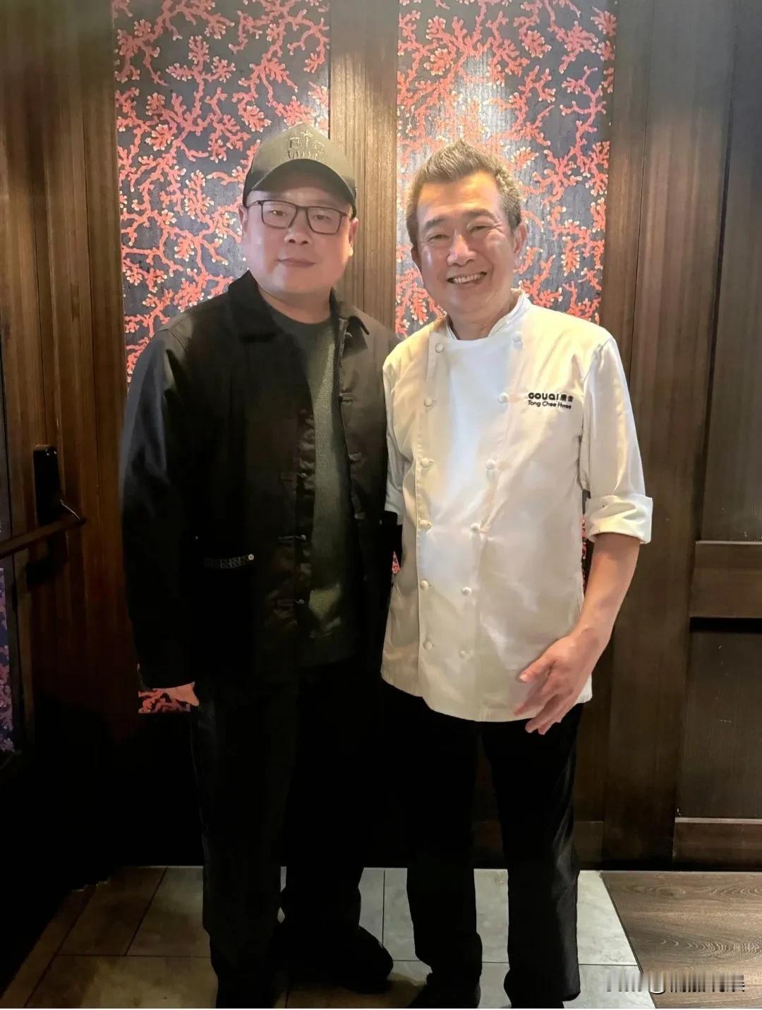 岳云鹏、孙越到了英国伦敦，德云社岳云鹏伦敦专场即将开始。小岳岳现身一家中餐馆，