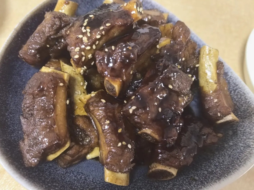 你敢相信吗？一个在同学老师眼里品学兼优的高中女生，在家会对妈妈大打出手。若不是妈