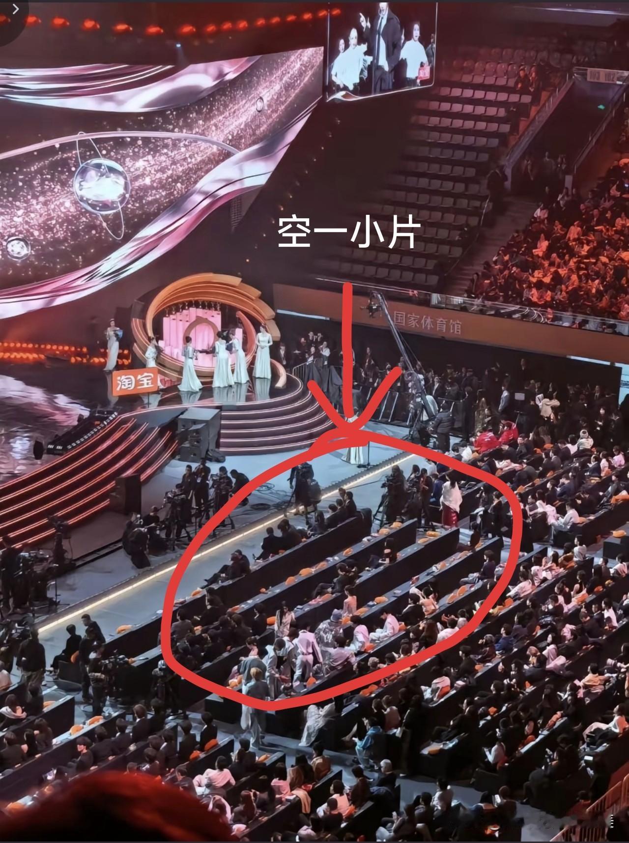 真的没想到微博之夜C位居然闹这么大乌龙！第二排核心区原本是辛芷蕾居中，肖