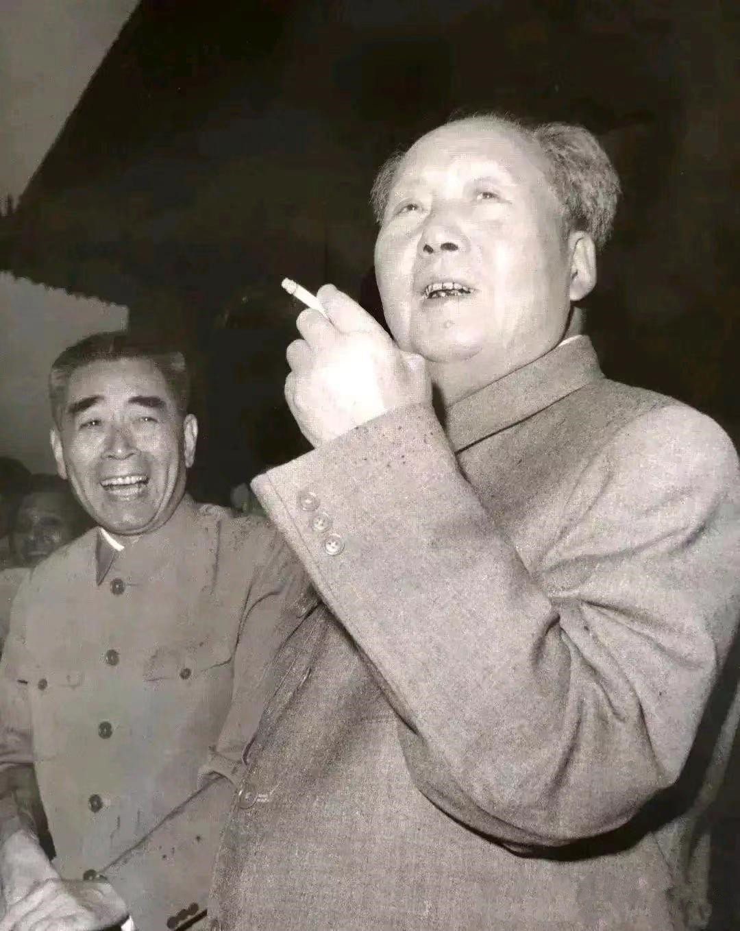 伟大的领袖，敬爱的总理，他们在一起是多么地开心，周总理都笑得忘我了。永远怀念两位