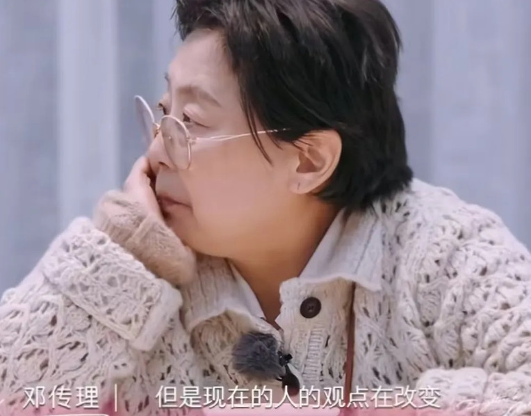 怪不得黄圣依思想独立，看她的妈妈就知道了！黄圣依的妈妈说到生孩子的问题，她说现