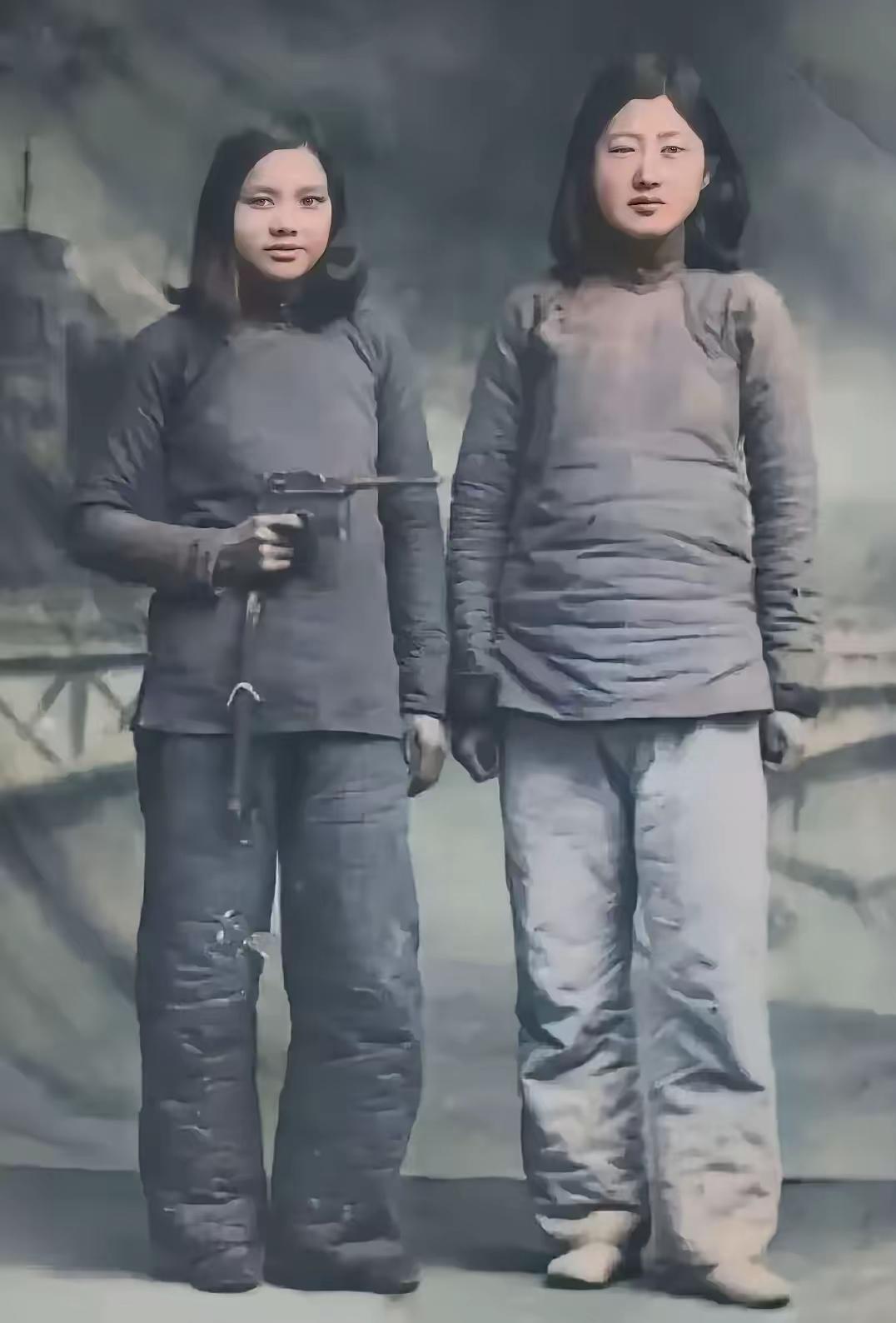 这才是抗战时期女八路战士的真实样貌，我个人觉得，她们虽然身穿粗衣、不施粉黛，但比