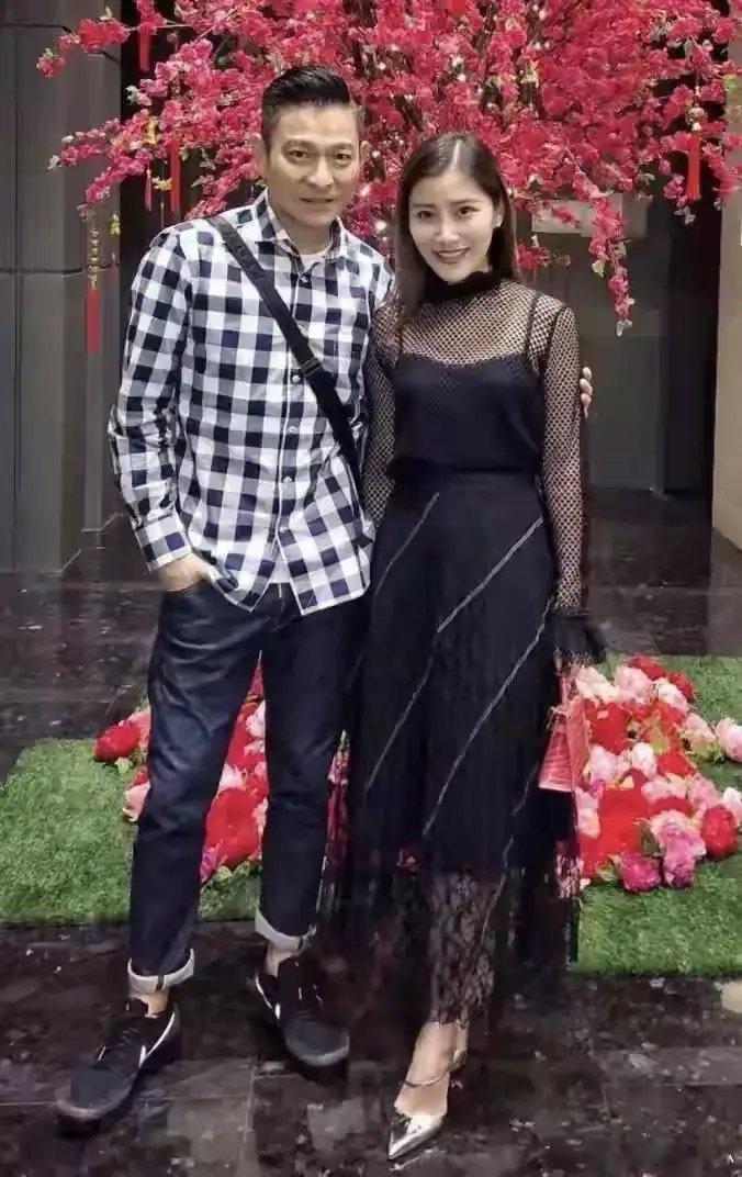 刘德华与小姨子合影流出，小姨子风韵犹存，颜值身材胜过女明星！