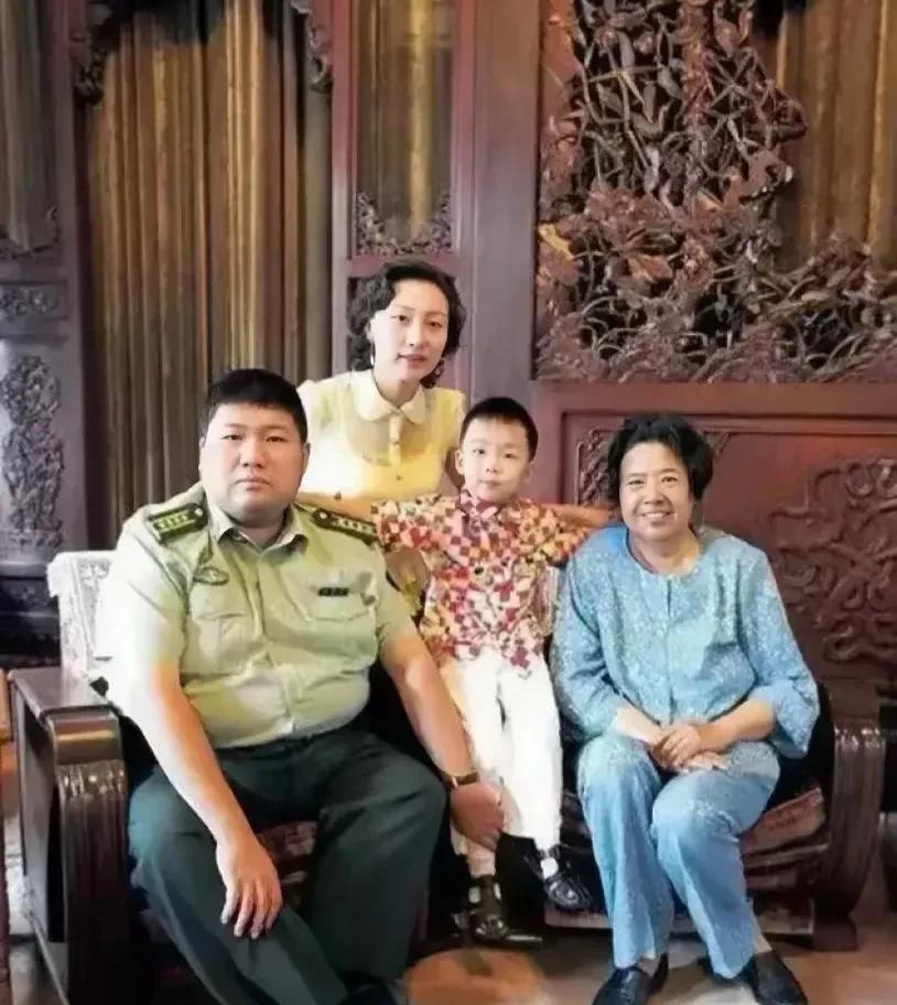 毛主席四位家人的合影，注意看中间那个小男孩，毛主席唯一的曾孙。照片中的这四个人