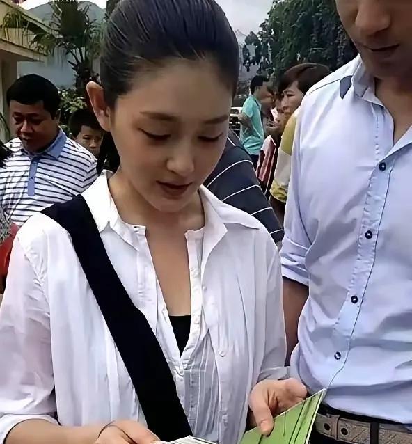 小玥儿神似大S！街头骑车萌态引回忆惊！大S女儿小玥儿街头曝光！扎着双马尾骑车买