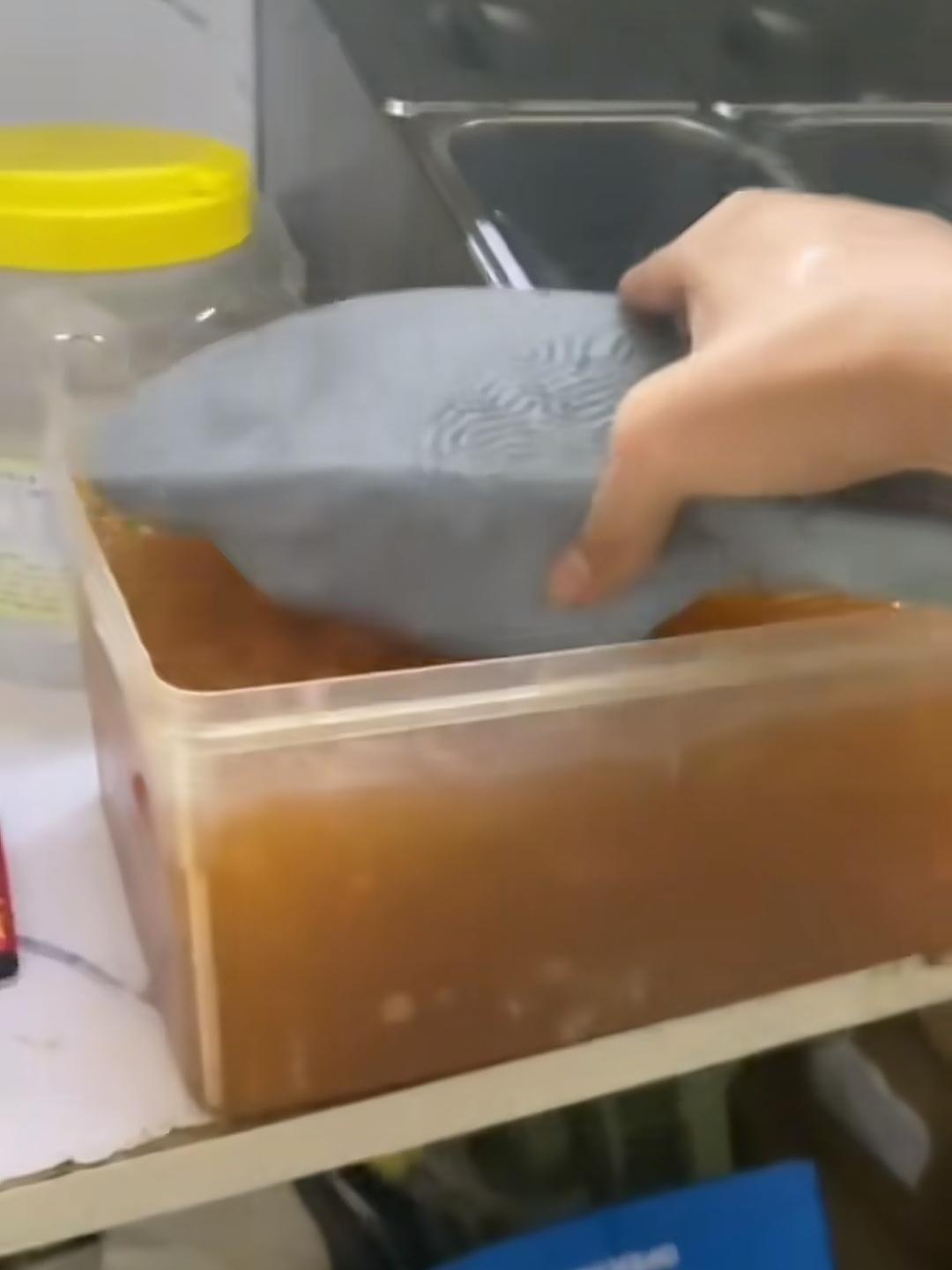 不敢喝奶茶了，店员拿珍珠奶茶洗手，洗拖鞋。广东深圳奶茶店员工将拖鞋放进珍珠配