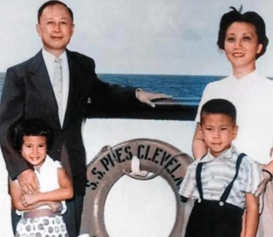 1955年，44岁的钱学森，带全家回国，船到夏威夷时，有位满头银发的老太太，指着