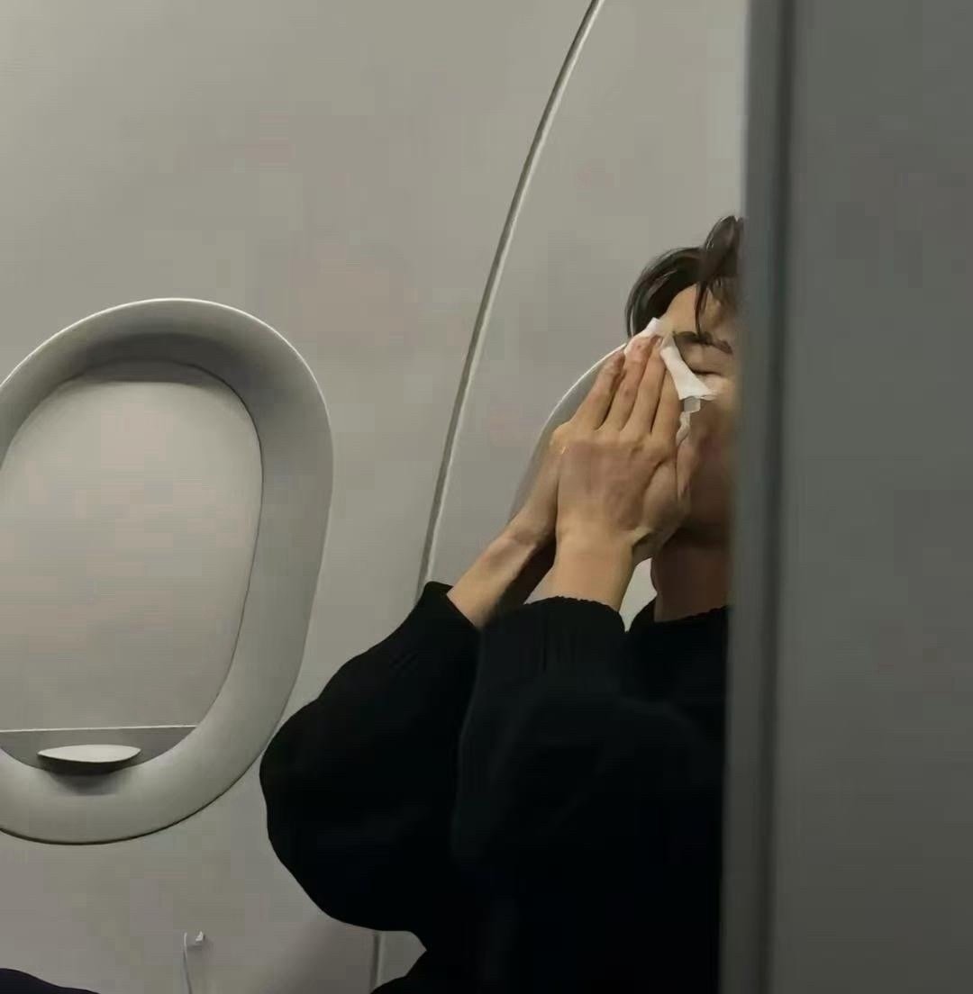 飞机上偶遇张凌赫，你觉得状态如何？​​​