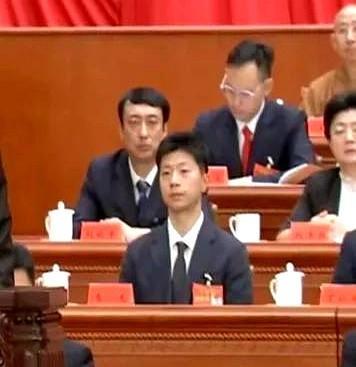 马龙，登上新闻联播了！三千人参会，马龙坐在了第二排，只要拍主讲人，就有马龙的画