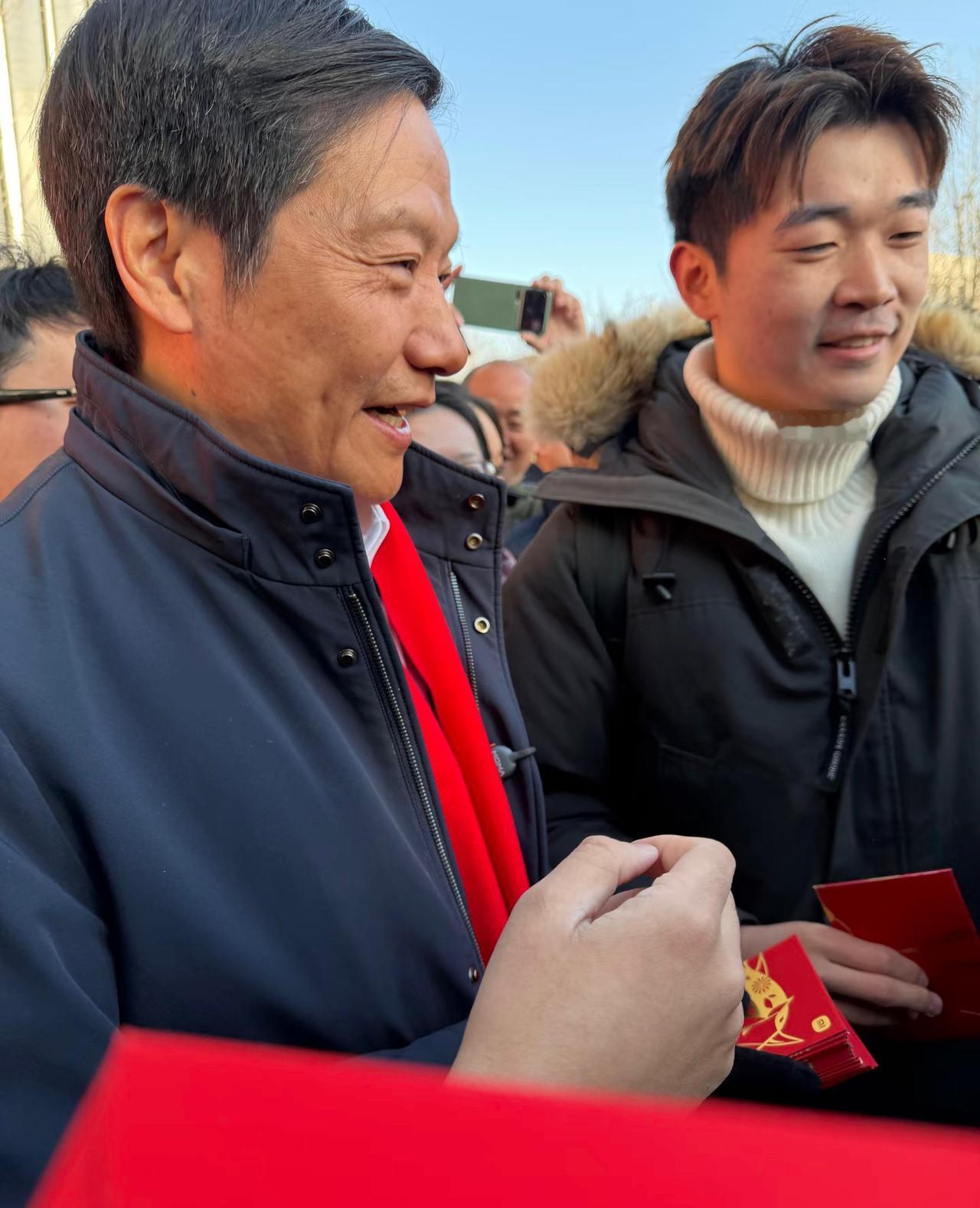 马年开工第一天，雷军给员工发红包。2月24日，马年开工第一天。雷军携小米高管