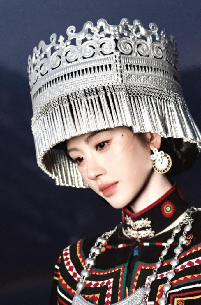 1、鞠婧祎的《万花世界》项目延期了，大概5月左右才能开机。2、奇幻爱情悬疑剧《我