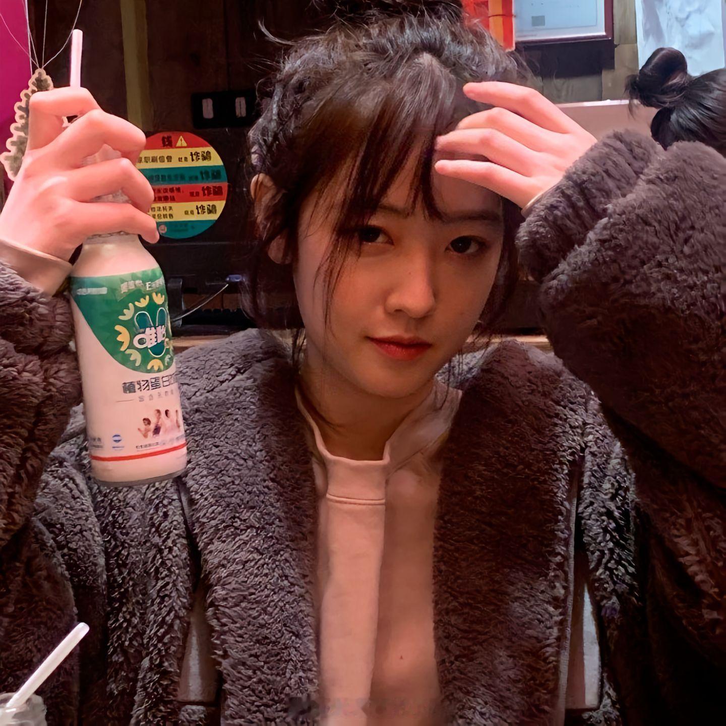 闺蜜老是说我男朋友不好，但是她又对我男朋友特别殷勤，每次见面如果有我男朋友她就会