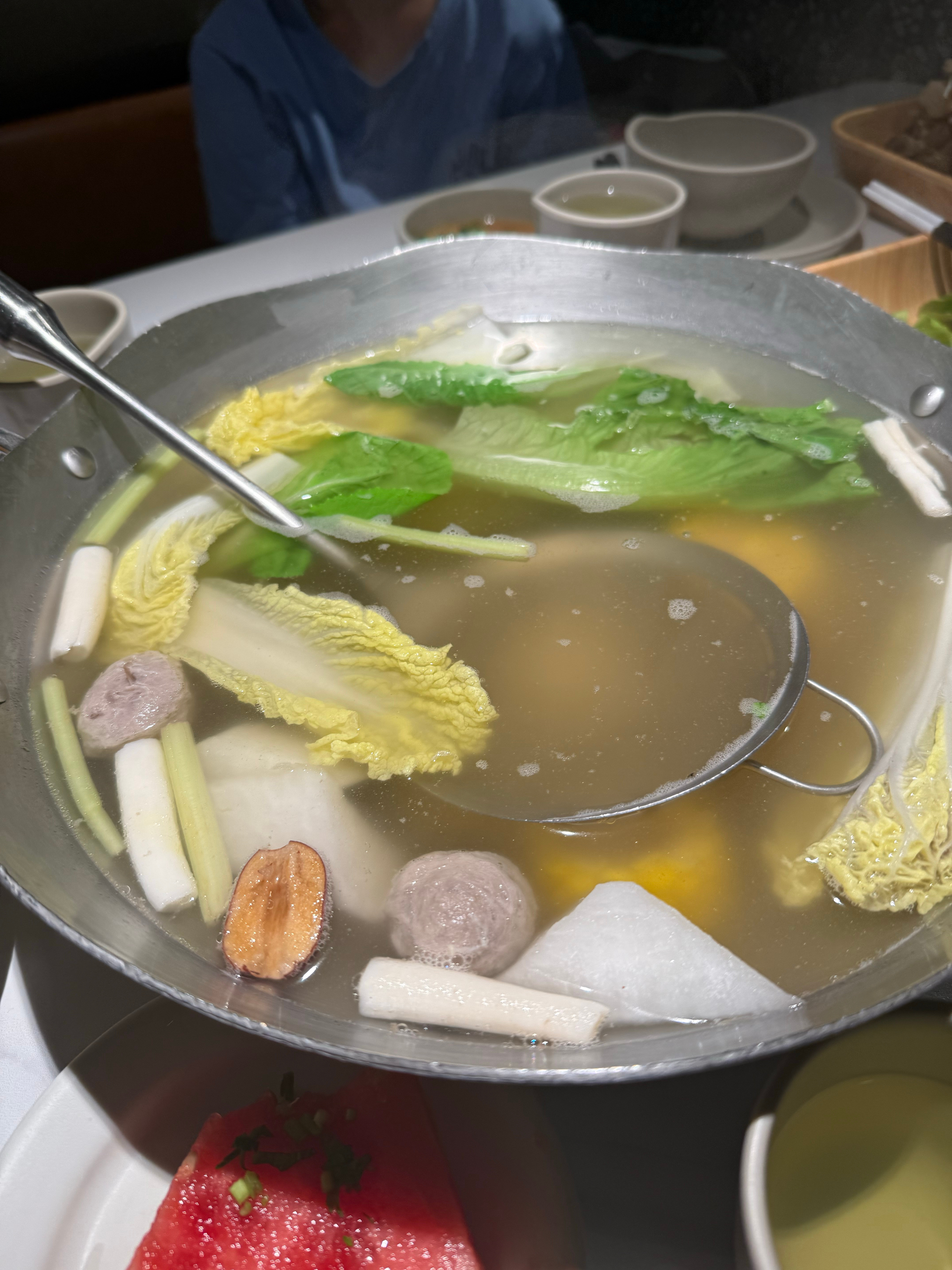 秋天的第一顿火锅，儿子带我吃[捂脸哭]​​​