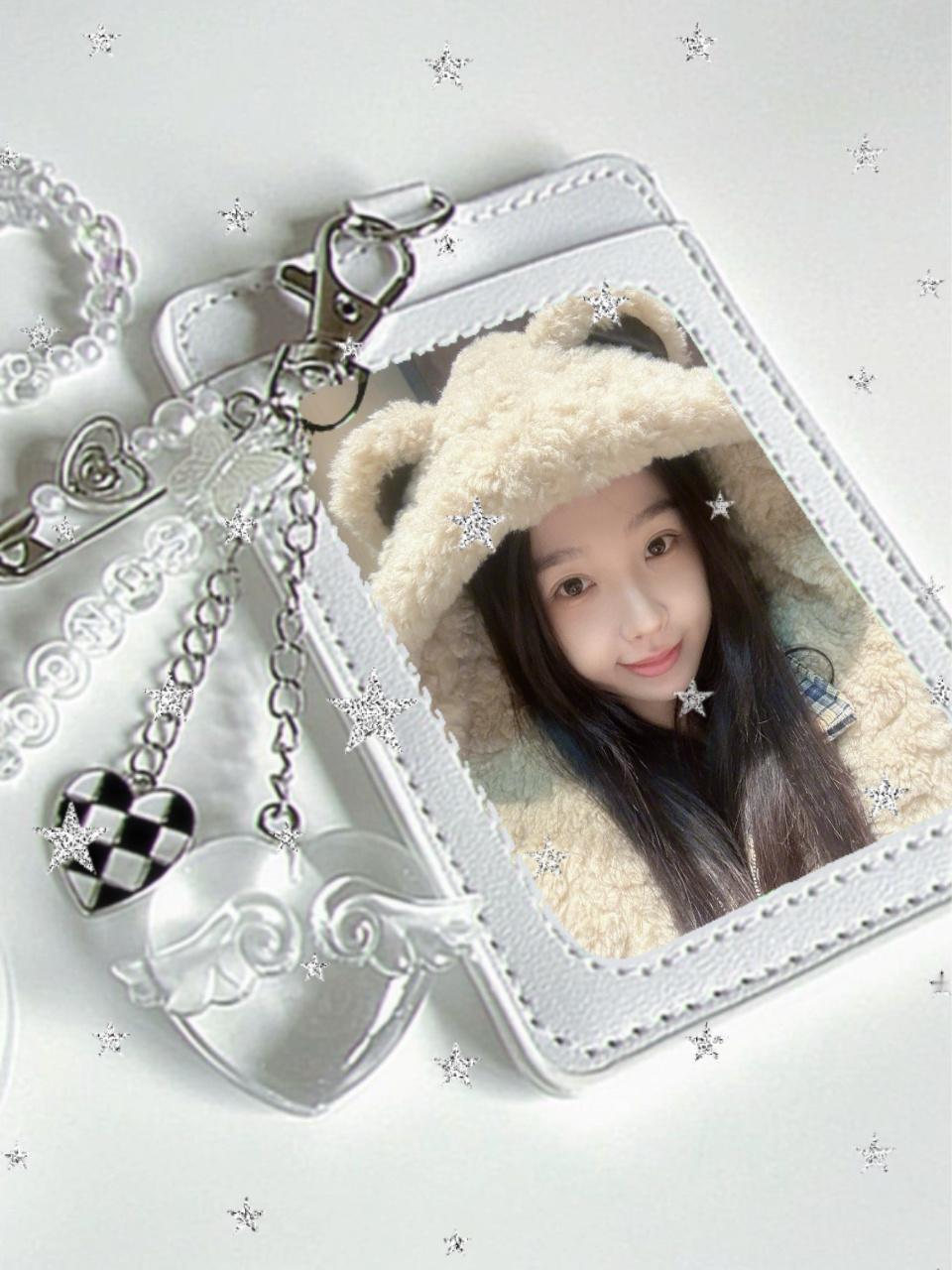 虞书欣2025年的最后一天虞书欣贡献了一张史诗级伟大的自拍小卡～啊～