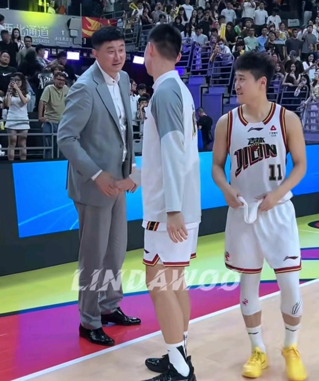 &虽说杜锋有时会受到球迷诟病，但他在CBA教练中的地位名望，受尊重程度还是独一