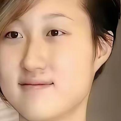 吴卓林直播卖夜市旧衣，两小时就清完库存，压根没靠成龙。她用英语报价，299