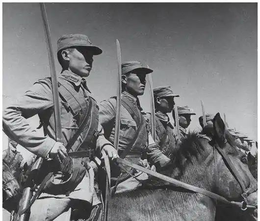 1951年，由马家军改编来的解放军7师，有部分官兵发动叛乱，王震叫来7师师长，气