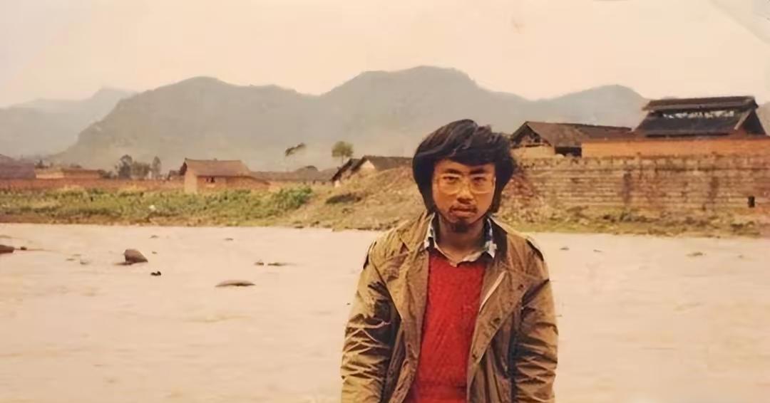 1989年，一个25岁的青年在山海关的铁轨上缓缓行走，没人知道他要做什么，直到一