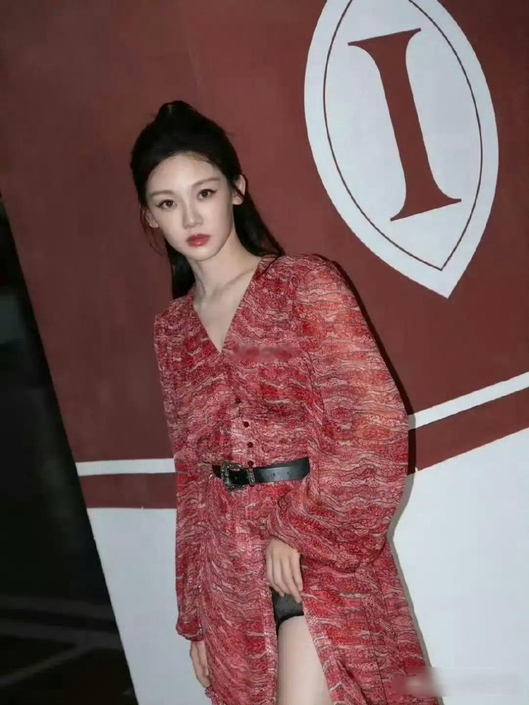 光看苗苗上半身，谁能想到她穿的这条裙子是高开叉的？