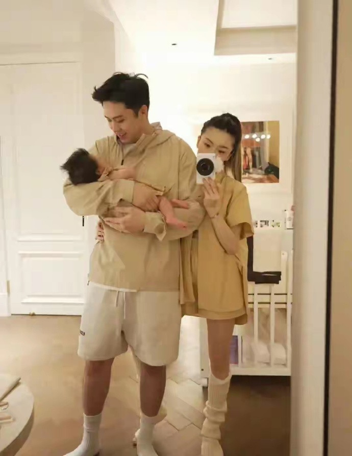 最近！程晓玥在澳洲，7个月孕肚抱30斤女儿，二胎衣服全是男孩色​​​