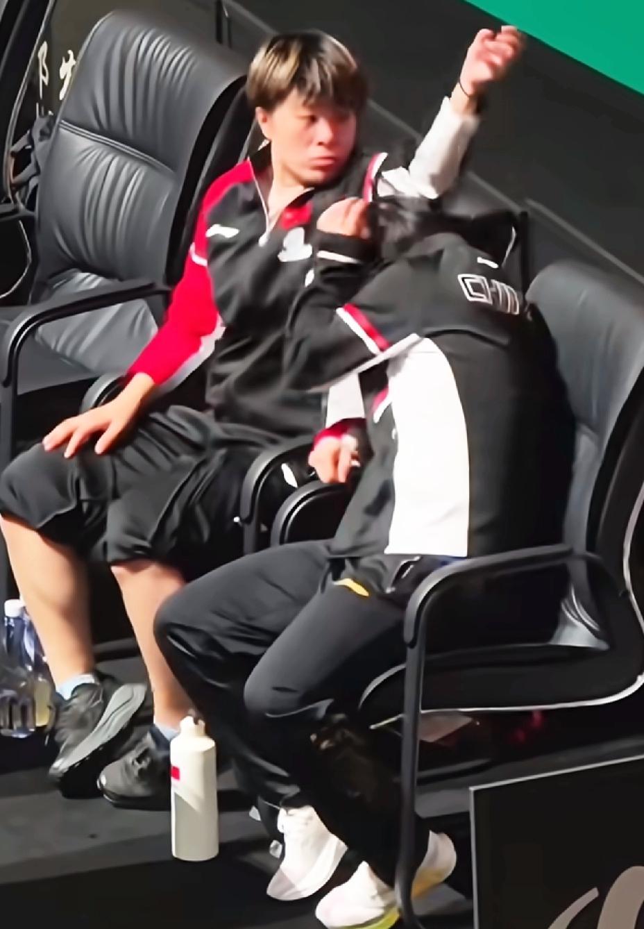 最好的玛莎拉蒂，最好的迪哥，这个保护莎莎的姿势真帅。赛场外一个球飞了出来