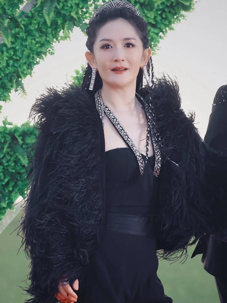 人家秋雅结婚，你咋搁这又唱又跳了娜姐《娜•行》七曲串烧一下炸翻了哈哈哈​​​