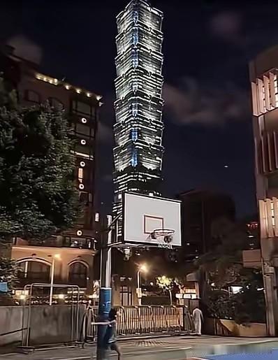 快看小霖儿出现，和爸爸汪小菲操场上打球，看看这姿势好标准，好帅气。整个人显得格外