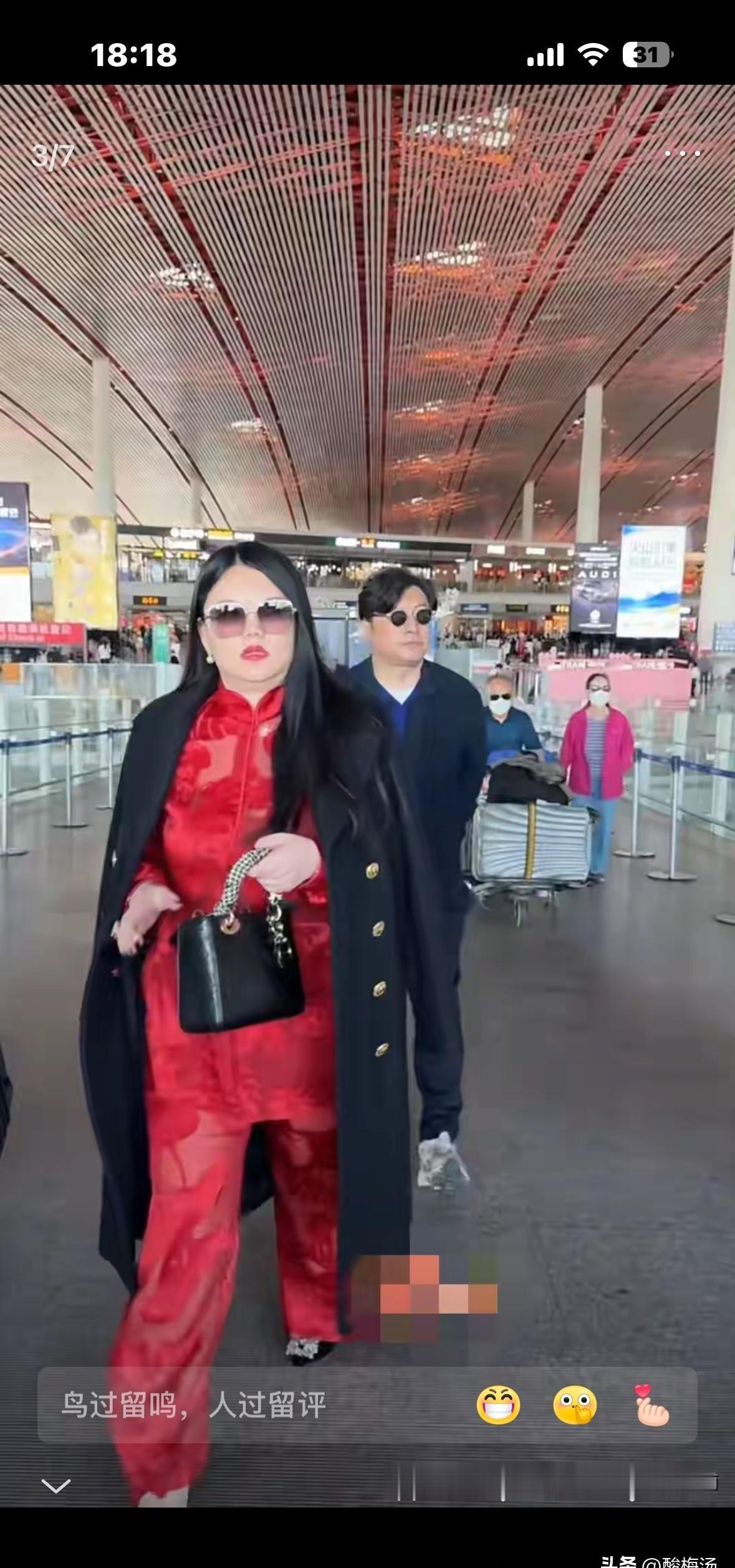 李湘披着那件羊绒披肩，不是穿搭，是当代人的情绪解压阀。电梯里那三秒，她没穿袖子