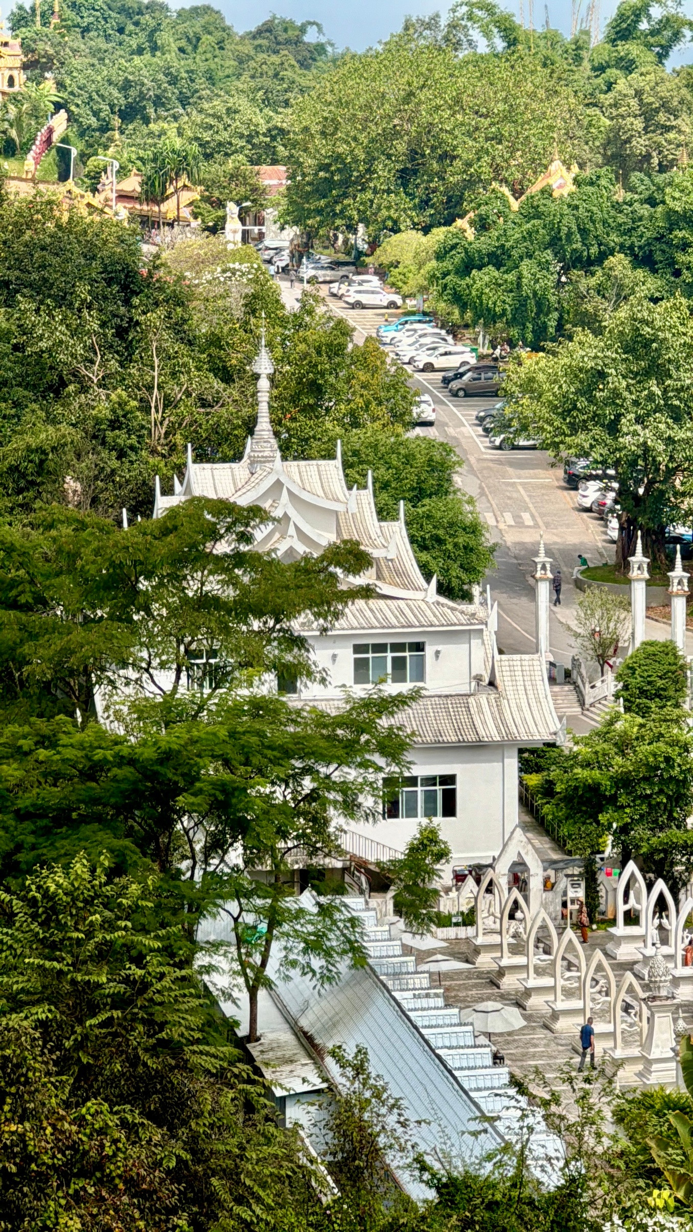 四月私定团活动路线（高品质私定2选1，一车约4人）方案A：热闹泼水节线（10–1