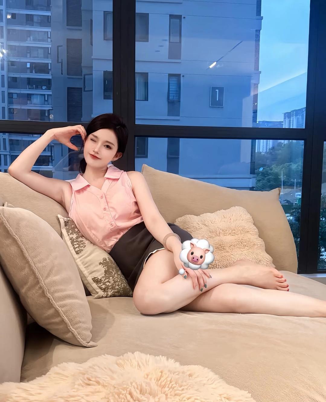 悠闲午后，阳光洒进房间，我在沙发上享受美好时光。🌞💕