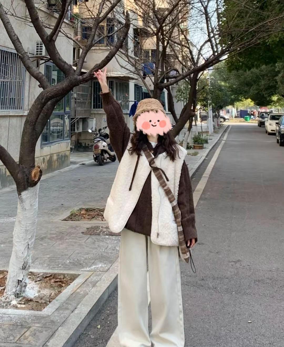 去年还在抢限量款，今年没人再为新衣熬夜蹲点了。闲鱼上一件燕麦色羊毛大衣，比专柜