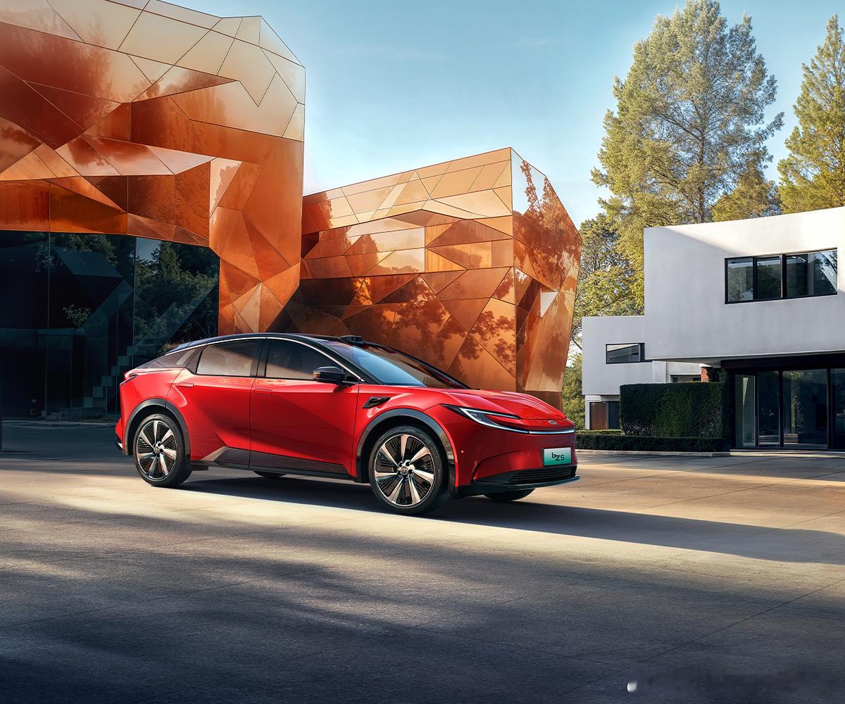 之前一直觉得丰田bZ5的设计非常有个性，没想到这车的定价也不走寻常路。2026刚