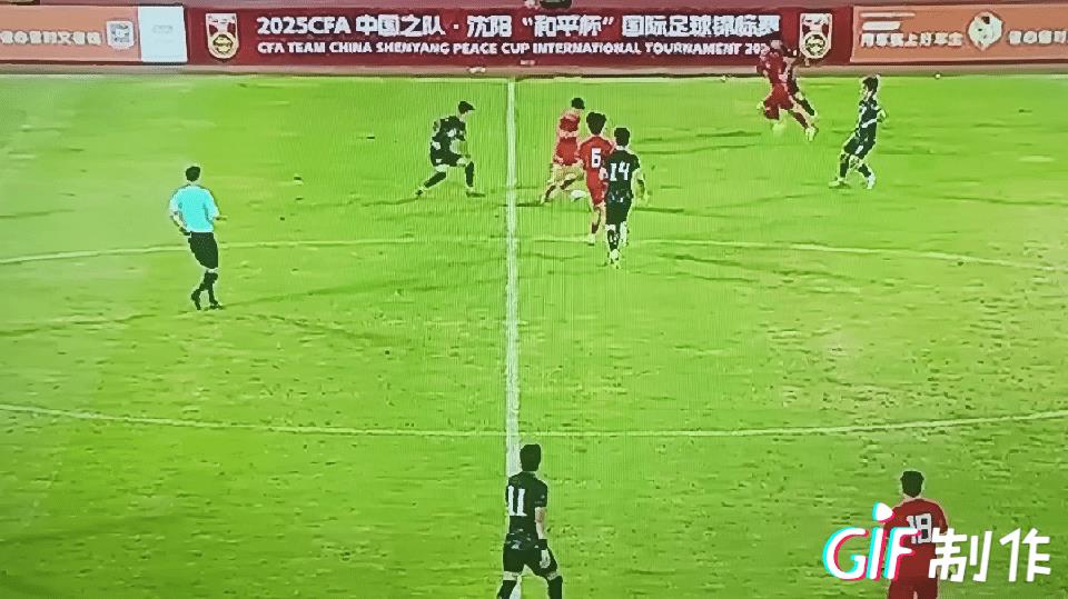 邝兆雷的回接与摆脱，突破与传球，正是未来国足需要的中场球员。你看他先是伸手要球