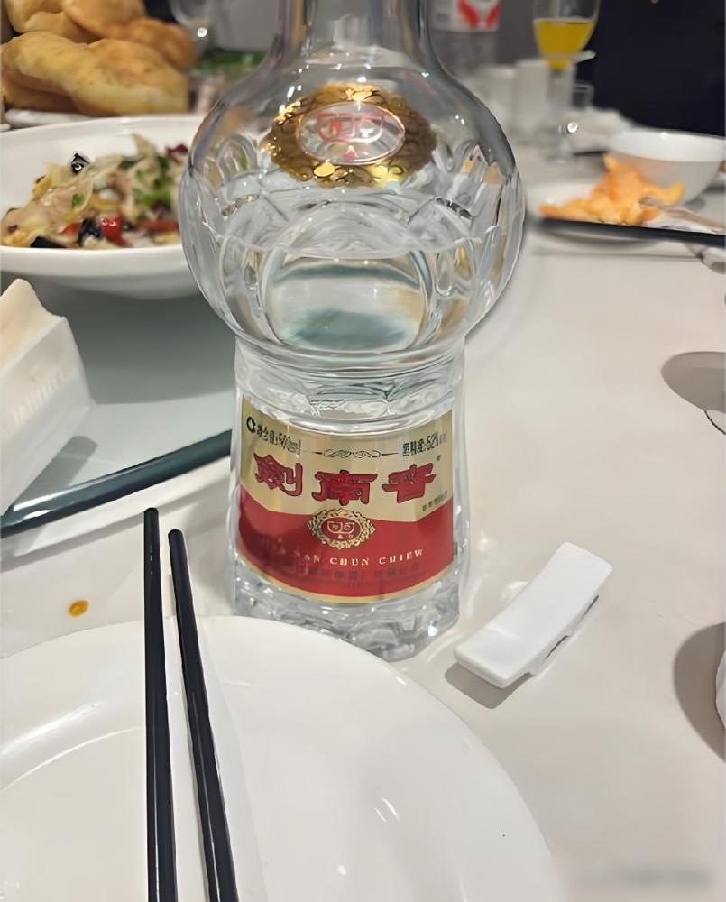 去吃席，桌上摆了瓶剑南春，400多一瓶，一桌10个人，没一个喝酒的。真的奉劝
