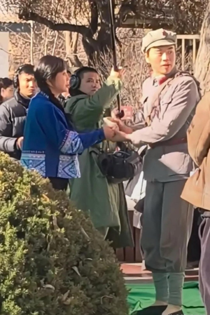 庆奶这是对扮演少女有执念吧！75岁的刘晓庆在她的新剧《草原上吹响了海螺号》里，