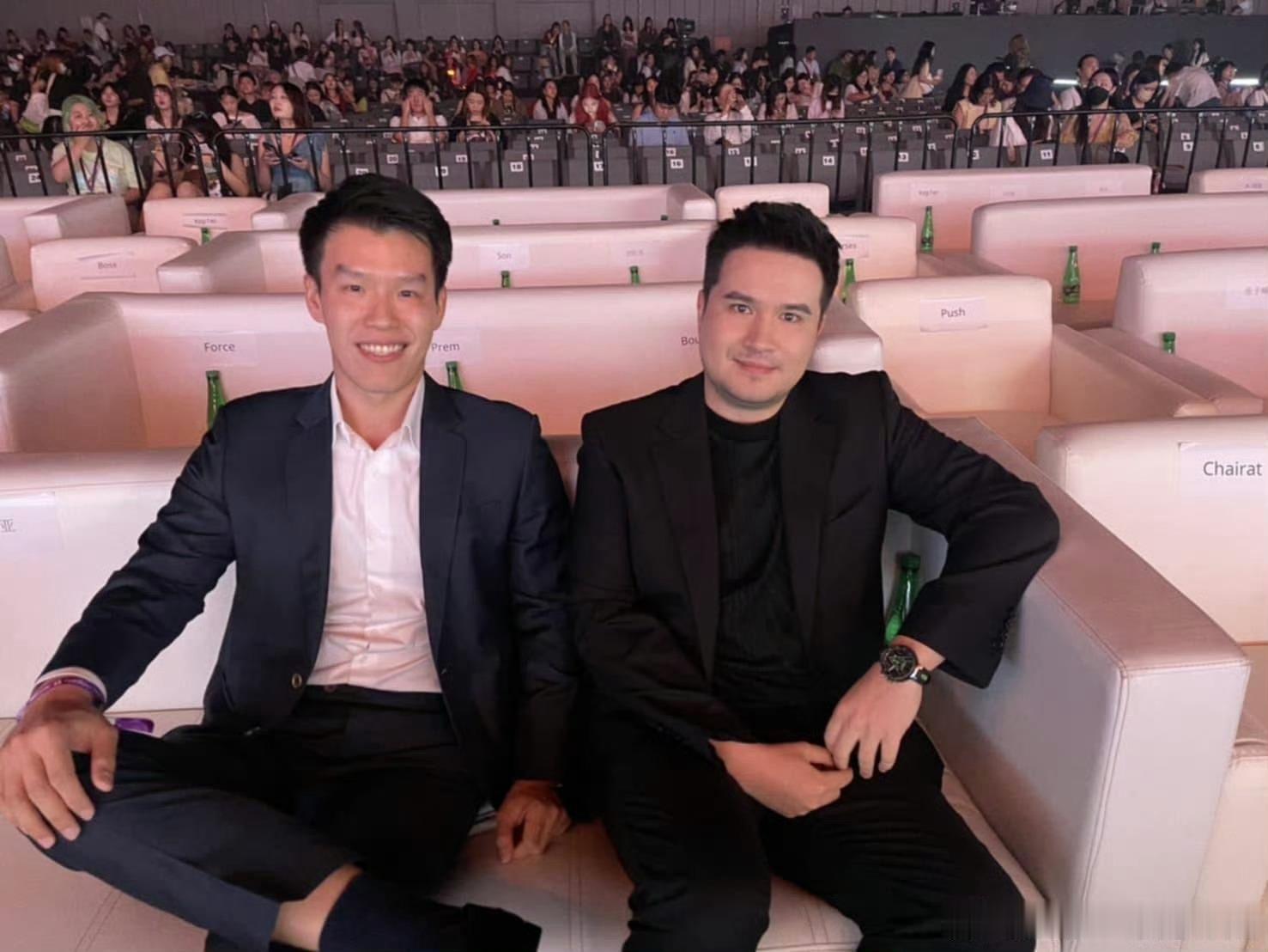 曹译文代表藏海传去参加了中泰文化交流活动，红气养人啊，曹导红光满面[666]微博