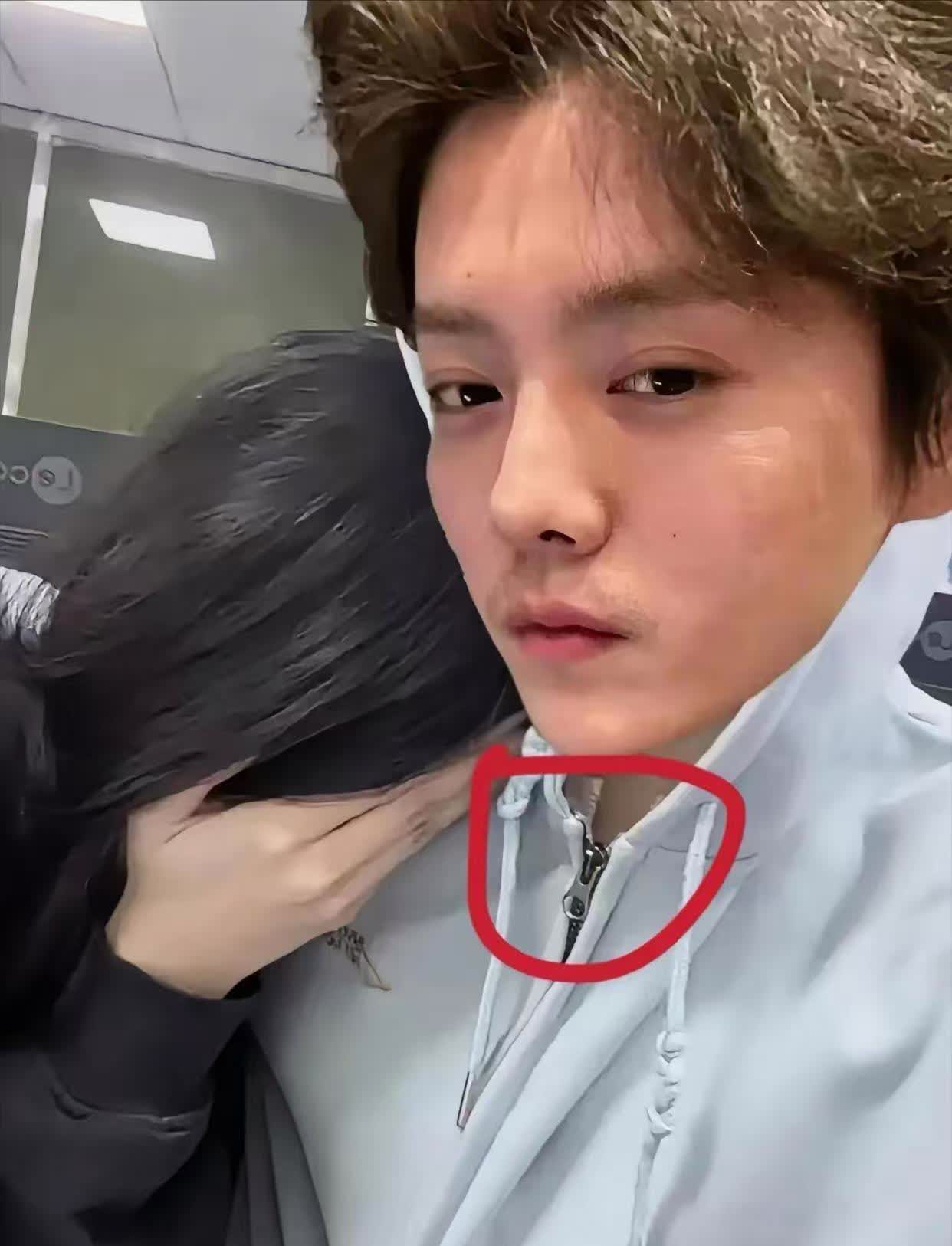 关晓彤朋友圈炸锅了4月14号深夜她突然发了一组九张合影，无名指上的黄钻戒