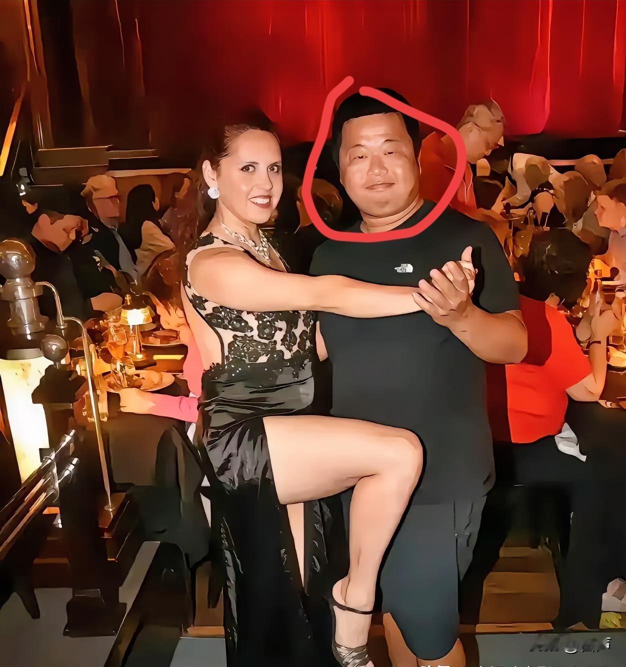 当网红真的能改命从穷苦潦倒到身价过亿蓝战非只用了短短数年的时间，只因他踩对