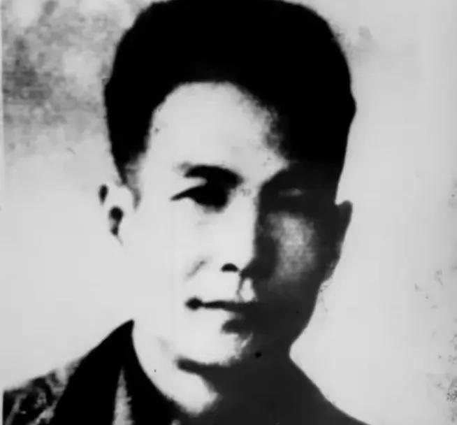 1948年，1狱卒给正给犯人看病。突然，1女犯趔趄到他跟前，顺手塞了一张纸条。狱