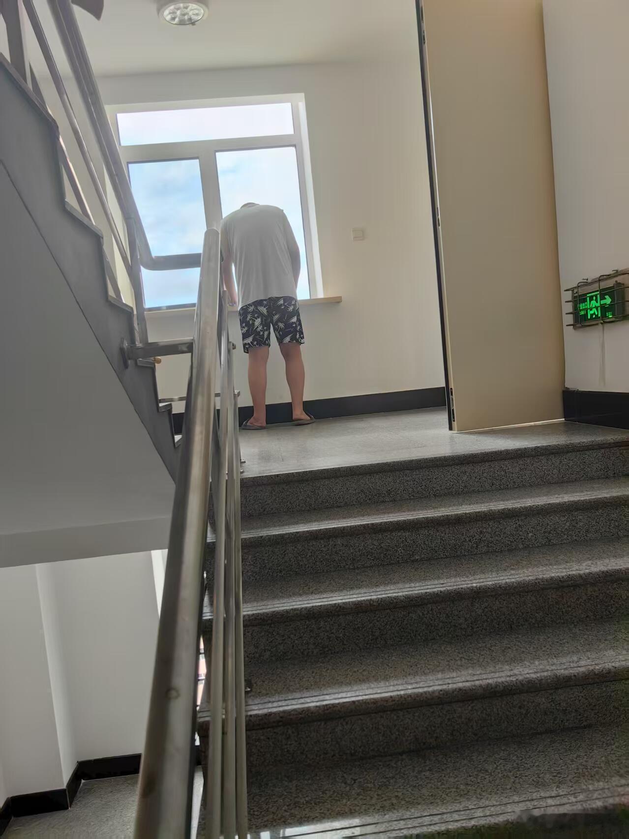 老公第三次哭着求我，把帕金森的婆婆接来我家