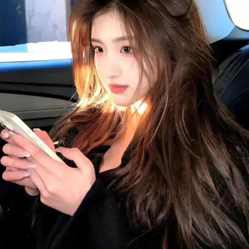 温柔少女，在车内享受阳光的美好时光💛温柔美少女车内的美女女生开车的状态生