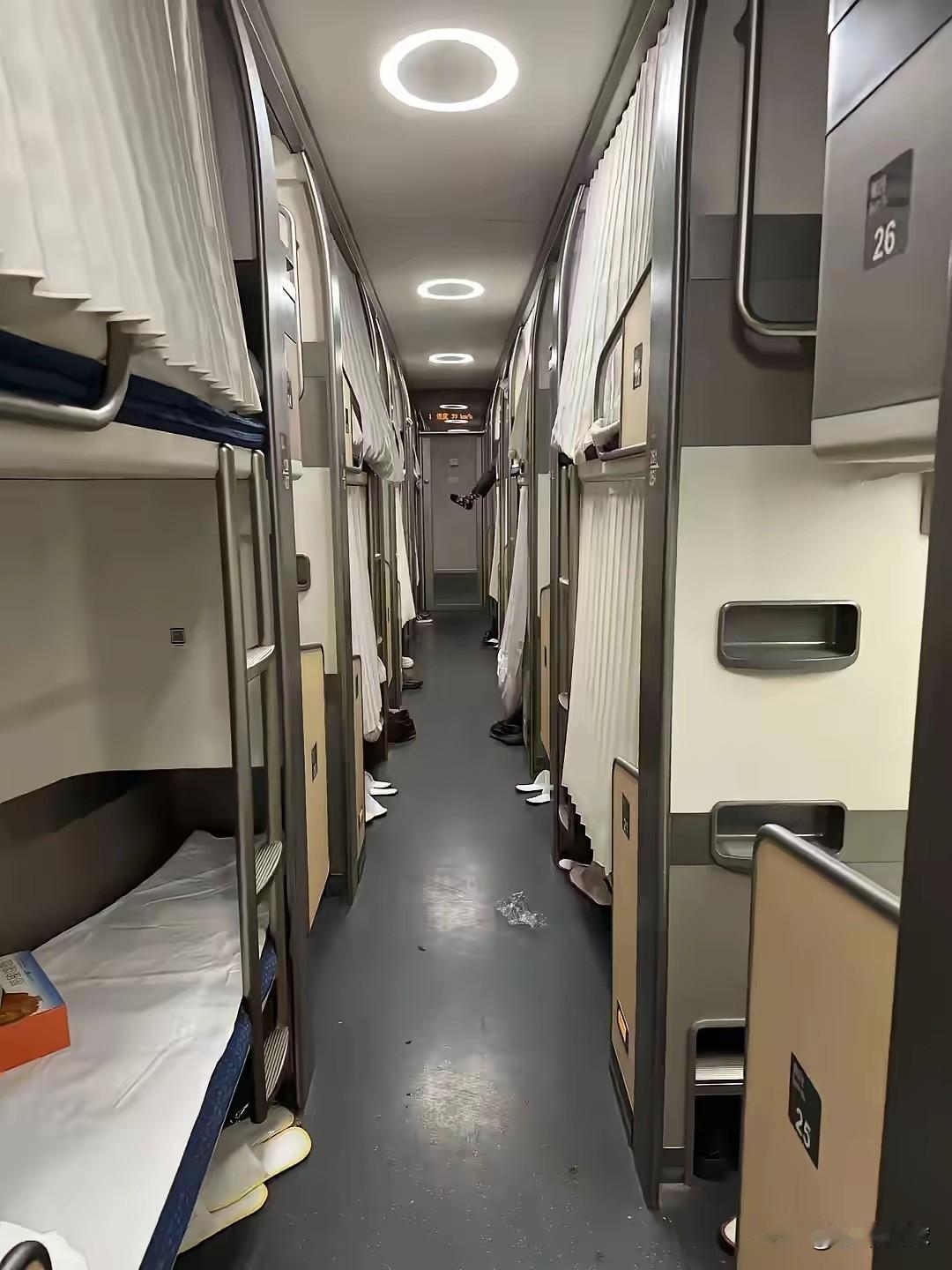 纵向卧铺，逐渐开始多起来了。国内的火车开启慢慢投入纵向卧铺，这也是这个潮流。时代