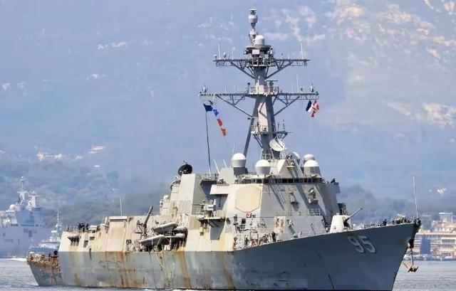 盾舰之所以没有人去吹，这主要是因为老美的盾舰主力是无源相控阵雷达，而东边的是有源