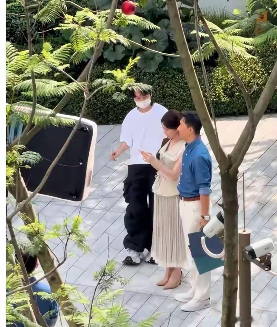 白宇帆黄奕新剧路透，48岁黄奕保养得当，毛晓彤生图好漂亮