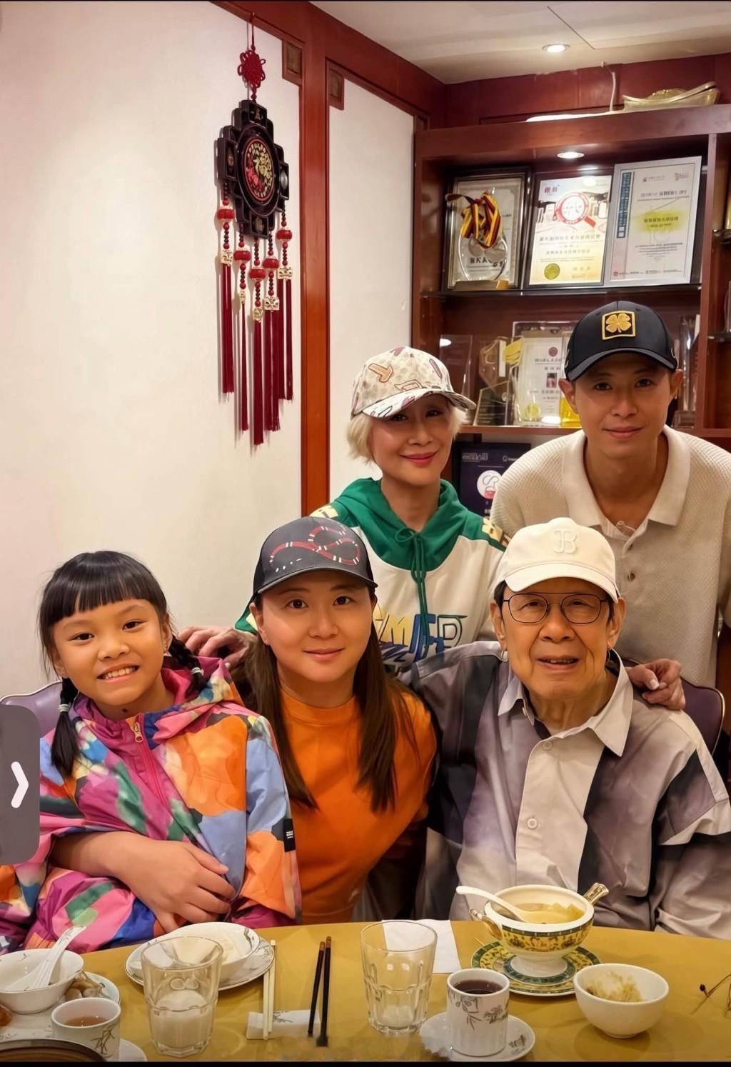 陈曼娜心脏科医生儿子回港出席星级饭局，哈佛毕业婚后定居美国，太太是外籍护士长74