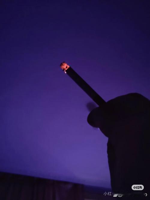 我的创意下联可以是：1、香烟点孤独🤛浊酒浇寂寞‌。2、香烟点孤独[碰拳