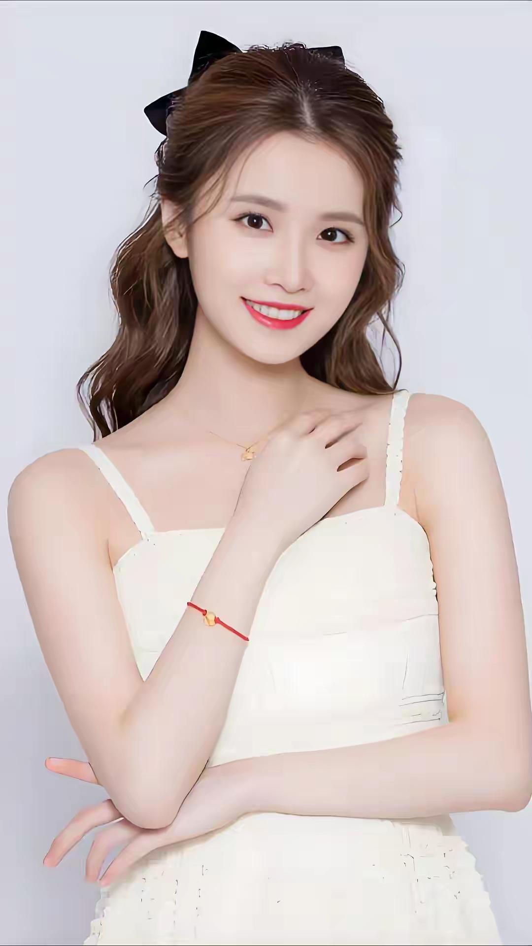 玉人何处去，空留白衣裳。