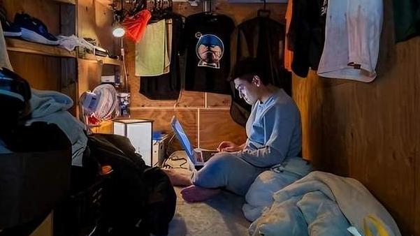 如果你以为“房价腰斩”就是老天爷送你的人生逆袭门票，那我劝你先去日本问问那些半山