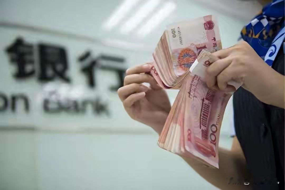 太真实了！全球60亿人几乎没存款，中国人手里五万块就心慌？刷到几组全球储蓄