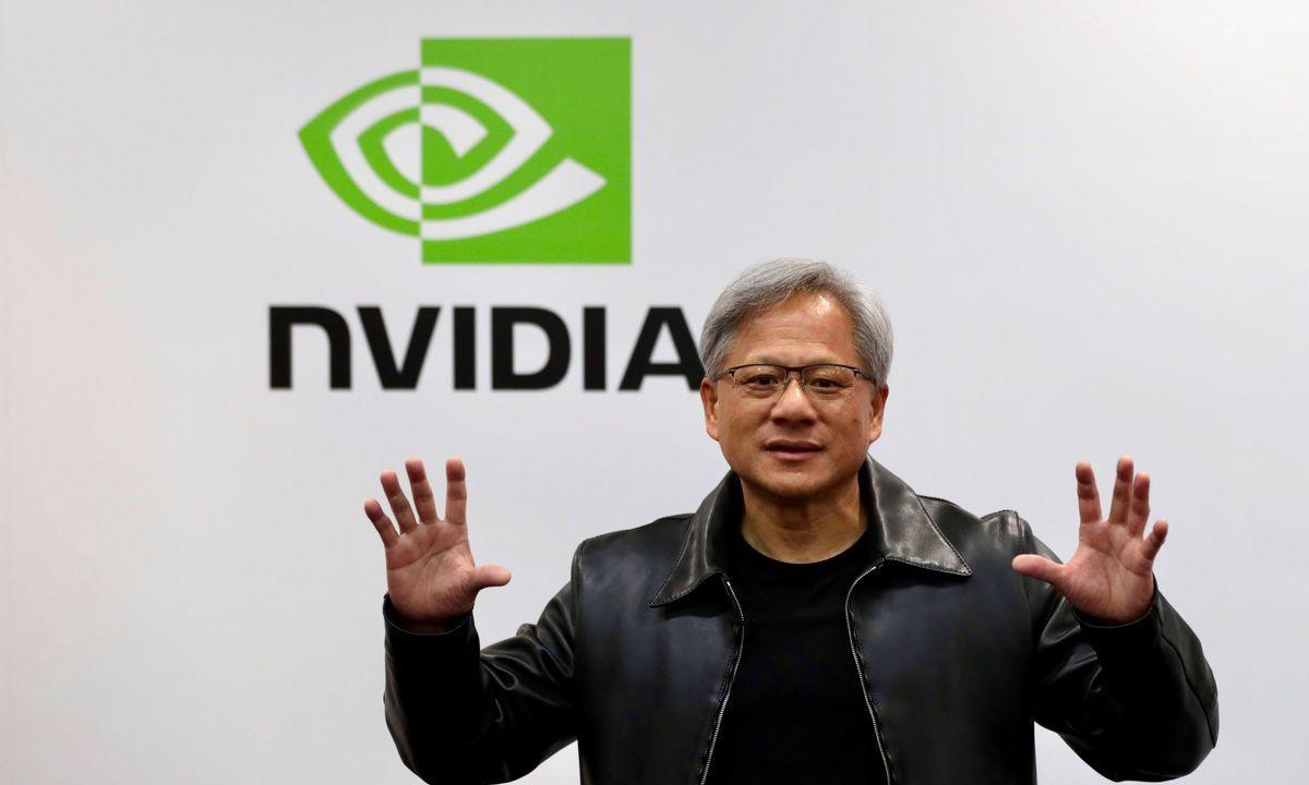 黄仁勋承认后悔！他本想带美芯片技术携手东方大国，却没想到局势突变，让他直言“早知